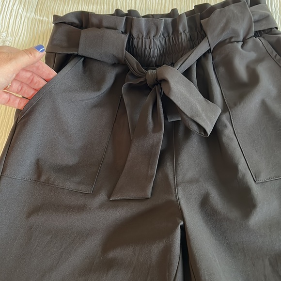 Paper bag waste, cropped black pants - Picture 6 of 6